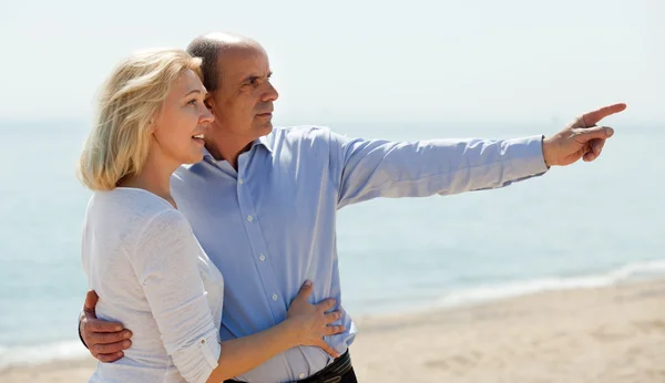 Elderly couple on seashore — Stock Photo, Image