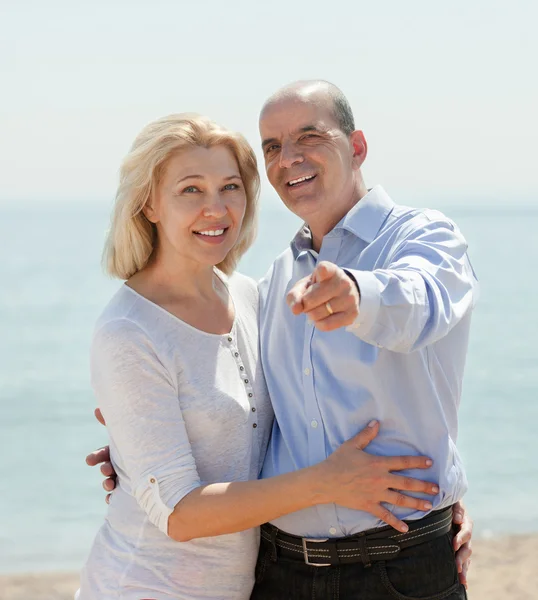 Elderly man showing something — Stock Photo, Image