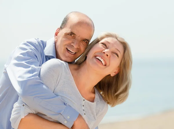 Ancianos sonriendo pareja abrazando — Foto de Stock