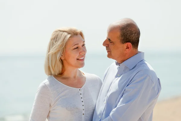 Mature couple against sea — Stock Photo, Image