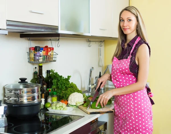 Kvinnan matlagning med grönsaker — Stockfoto