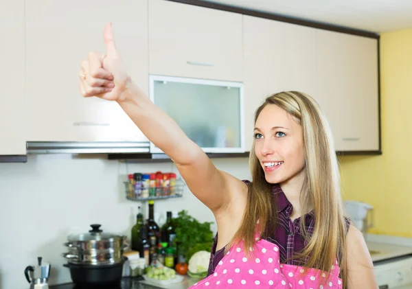 Menina apareceu polegares na cozinha — Fotografia de Stock