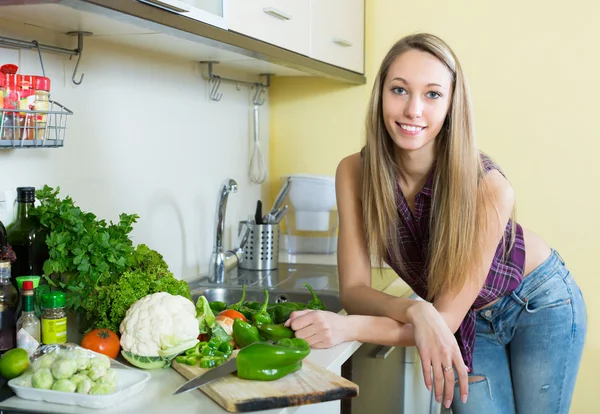 Mujer cocinando con verduras — Foto de Stock