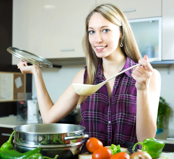 Hermosa mujer cocinar verduras — Foto de Stock