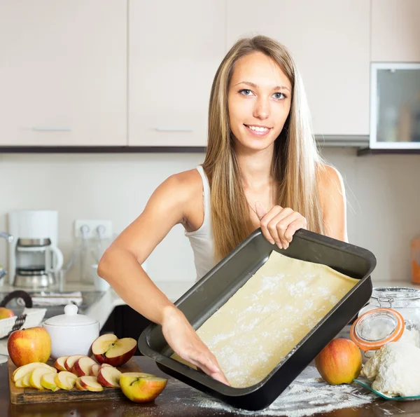 Hermosa chica en la cocina — Foto de Stock