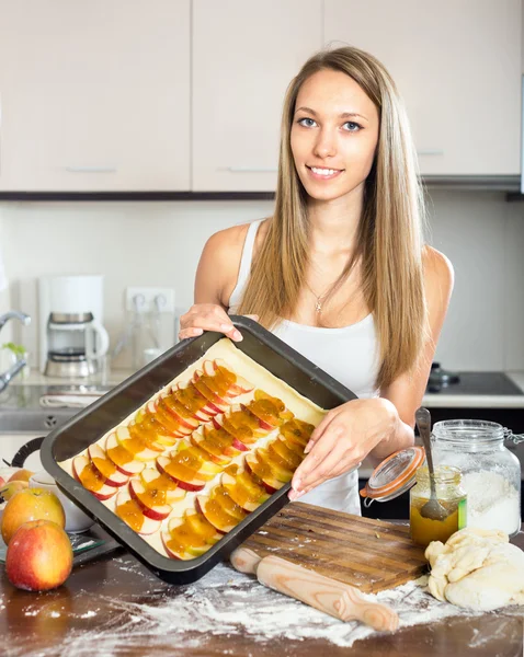 Dona de casa preparando sobremesa — Fotografia de Stock