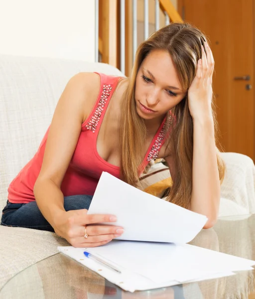 Vrouw die werkt met papieren — Stockfoto