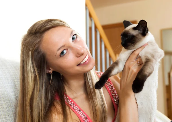 Evde kedi ile oynarken kız — Stok fotoğraf