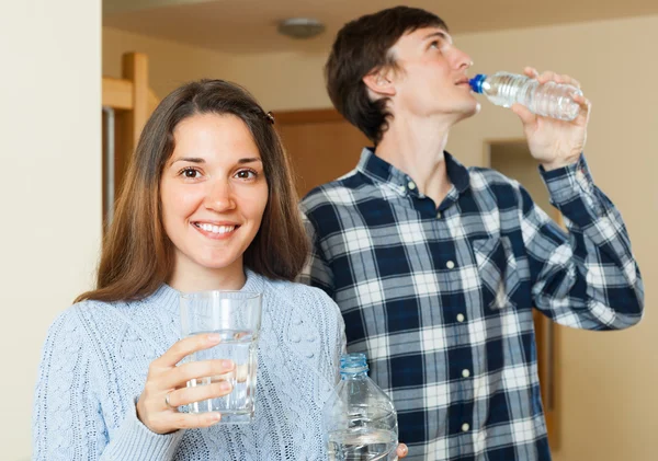 Paar trinkt sauberes Wasser — Stockfoto