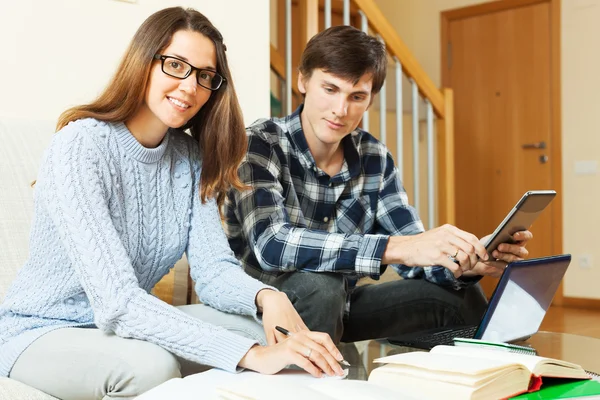 Couple heureux se préparant pour l'examen ensemble — Photo