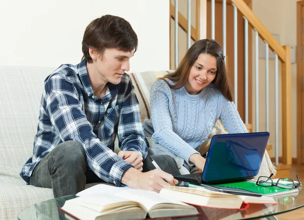 Estudiantes leyendo y preparándose para los exámenes —  Fotos de Stock