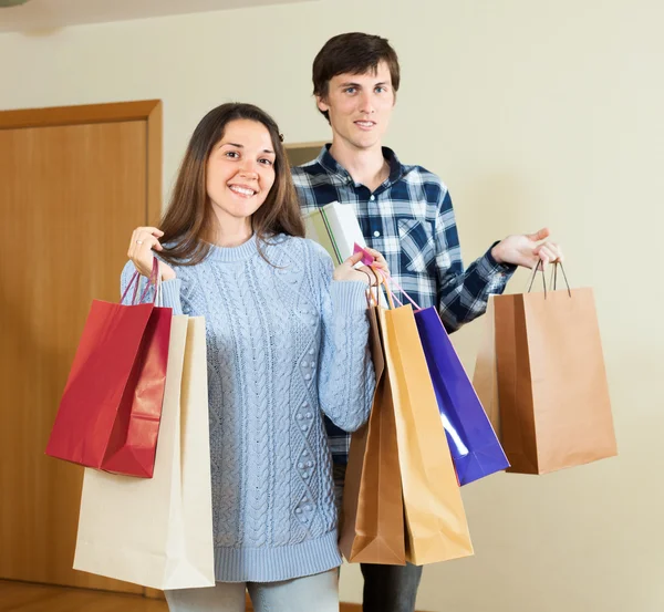 Casal feliz segurando compras — Fotografia de Stock