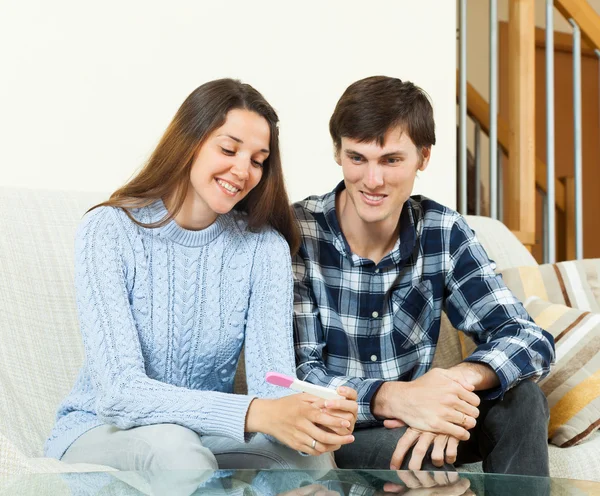 Casal jovem com teste de gravidez — Fotografia de Stock