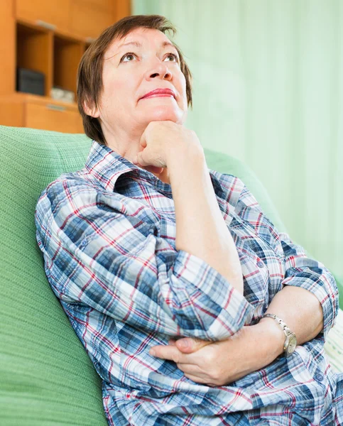 Mulher atenciosa com cara triste — Fotografia de Stock