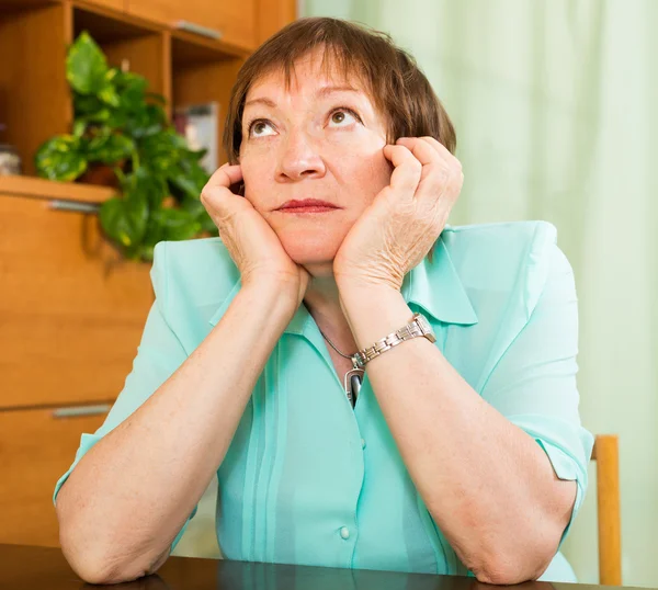 Reife Frau mit traurigem Gesicht — Stockfoto