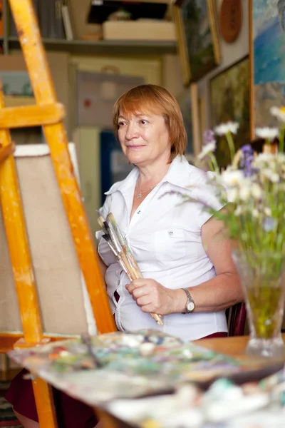 Artista donna dipinge quadro — Foto Stock