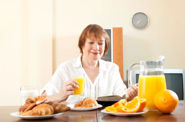 Mature  woman having breakfast — Stock Photo, Image