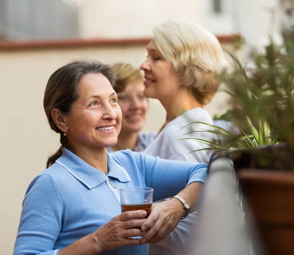 Tres mujeres tomando té en el balcón — Foto de Stock