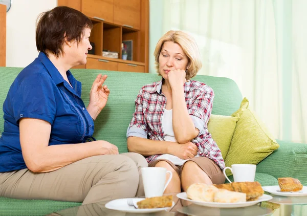 Zwei traurige ältere Frauen im Gespräch — Stockfoto