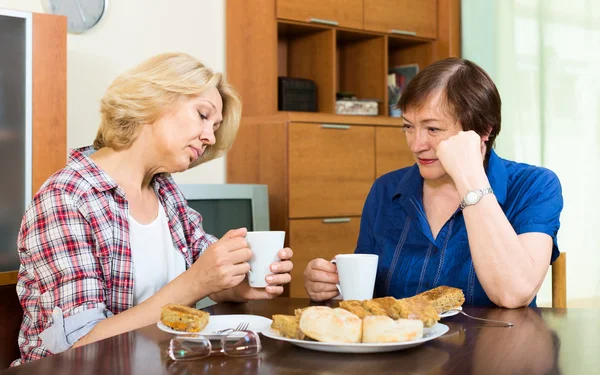 Mature women with cups of tea — Stock Photo, Image