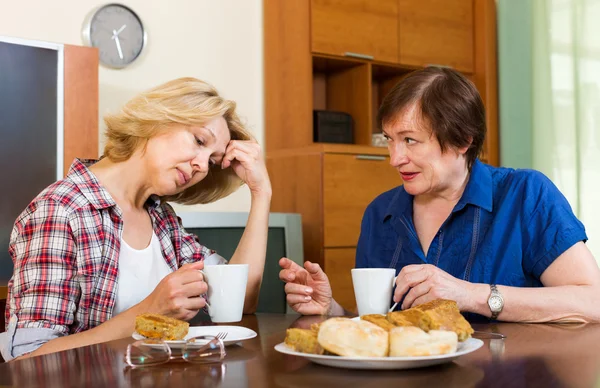 Two colleagues drink tea with cake — Stock Photo, Image