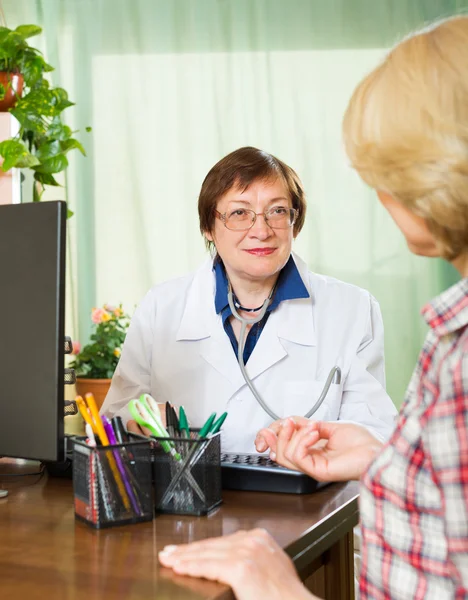 Ärztin spricht mit Patientin — Stockfoto