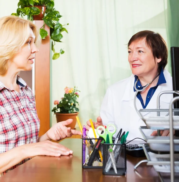 Doctor teniendo buenas noticias para la persona —  Fotos de Stock