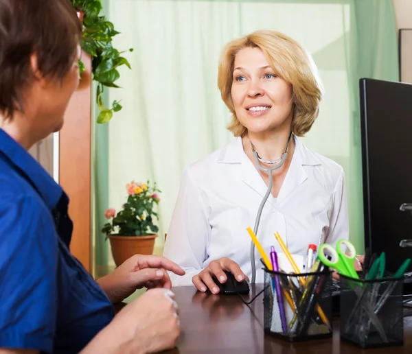 Medico maturo che ha buone notizie — Foto Stock