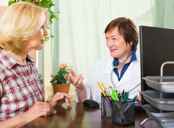 Mature doctor consulting female patient — Stock Photo, Image