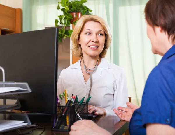 Medico maturo consulenza paziente femminile — Foto Stock