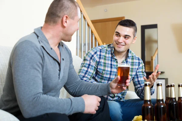 Deux hommes boivent de la bière — Photo