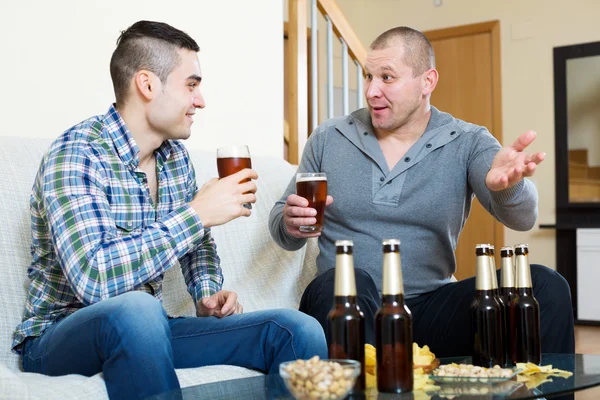 Zwei Männer trinken Bier — Stockfoto