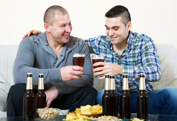Iki adam bira içmek — Stok fotoğraf