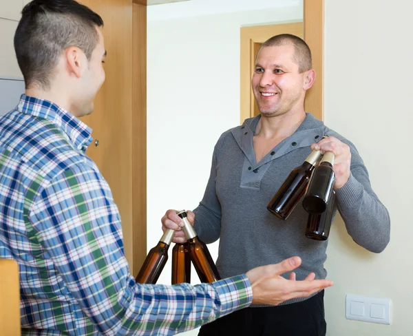 Freunde treffen sich zum Bier trinken — Stockfoto