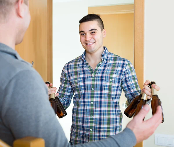 Des amis se rassemblent pour boire de la bière — Photo