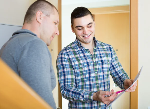 Service employee with tenant at doorway — Stock Photo, Image