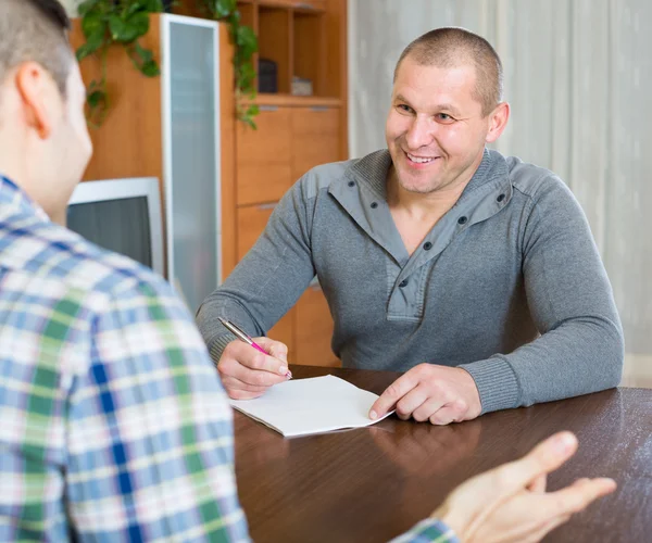 Mitbewohner diskutieren über Mietrecht — Stockfoto