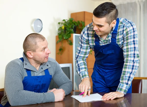 Zwei Arbeiter studieren Dokumente — Stockfoto