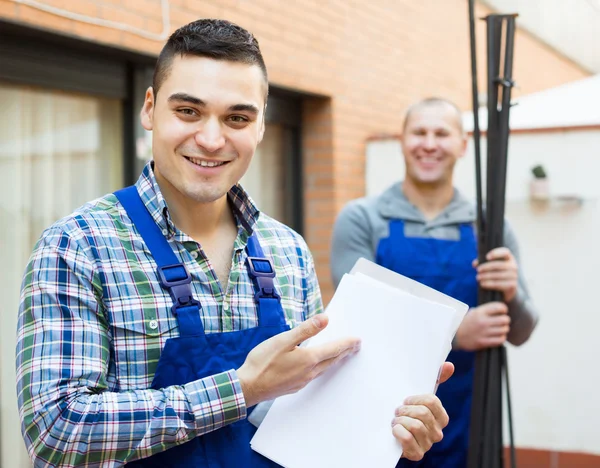 Travailleurs professionnels heureux en uniforme — Photo