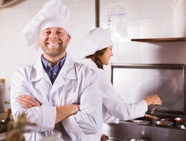 Cozinheiros cumprimentam clientes no bistrô — Fotografia de Stock
