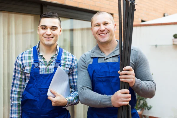 Gelukkig professionele werknemers in uniform — Stockfoto