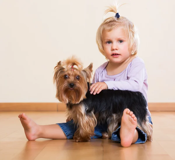 Petit enfant tenant Yorkshire Terrier — Photo