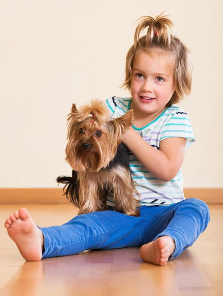 Lyckligt barn innehar Yorkshire Terrier — Stockfoto