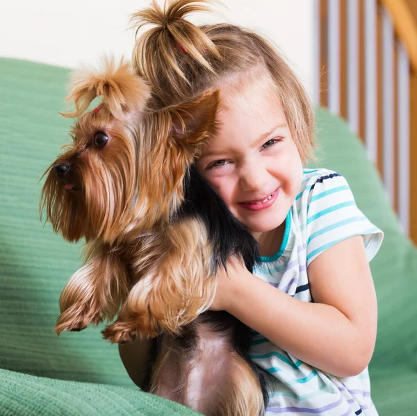 Lyckligt barn innehar Yorkshire Terrier — Stockfoto