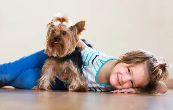 Weibliches Kind spielt mit yorkie — Stockfoto