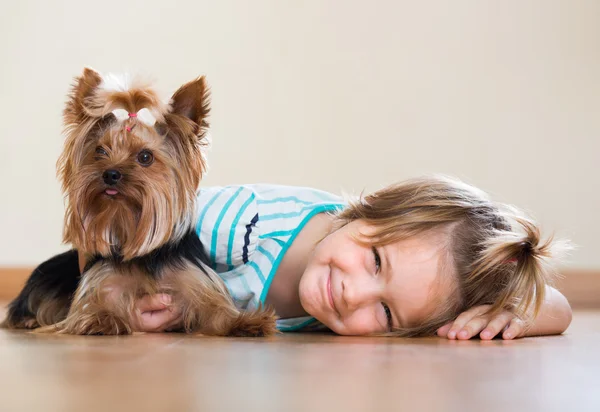 Kleines Mädchen mit yorkshire terrier — Stockfoto