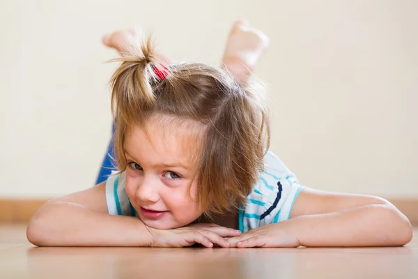 Kobiece dziecko układania w podłodze — Zdjęcie stockowe