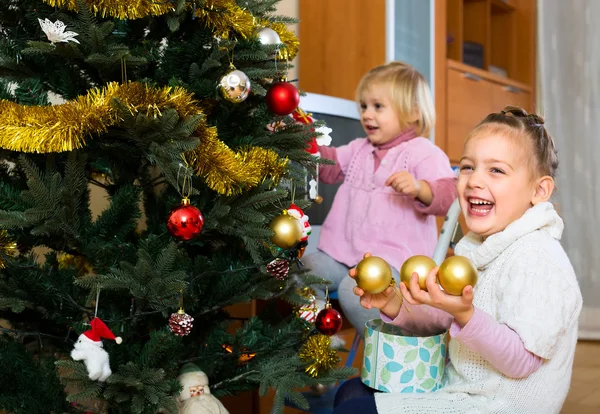 Niños felices decorando un abeto —  Fotos de Stock