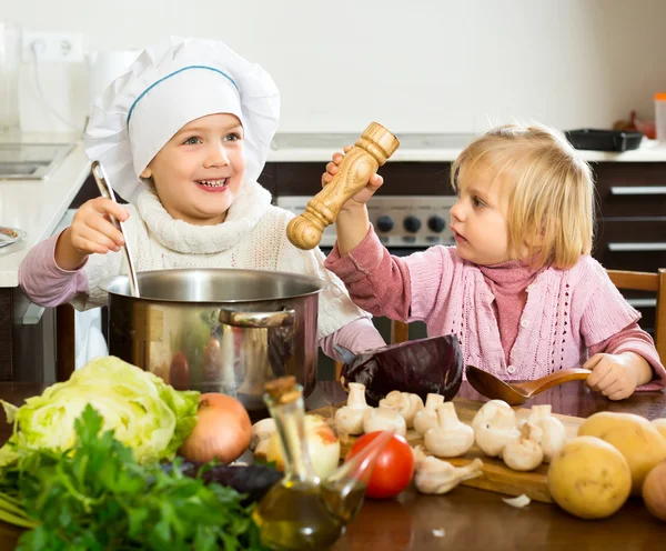 Young chefs prepare meal — Stock Photo, Image