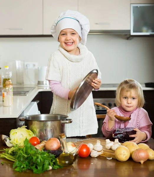 Duas irmãs aprendendo a cozinhar — Fotografia de Stock